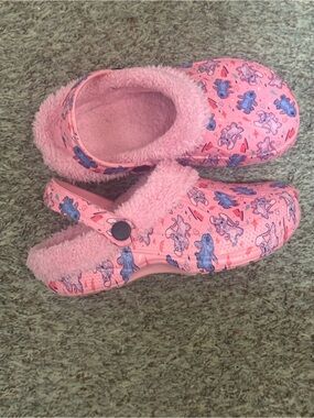Kids Pink Plush-Lined Slip-On Clogs with Cute Blue Character Print